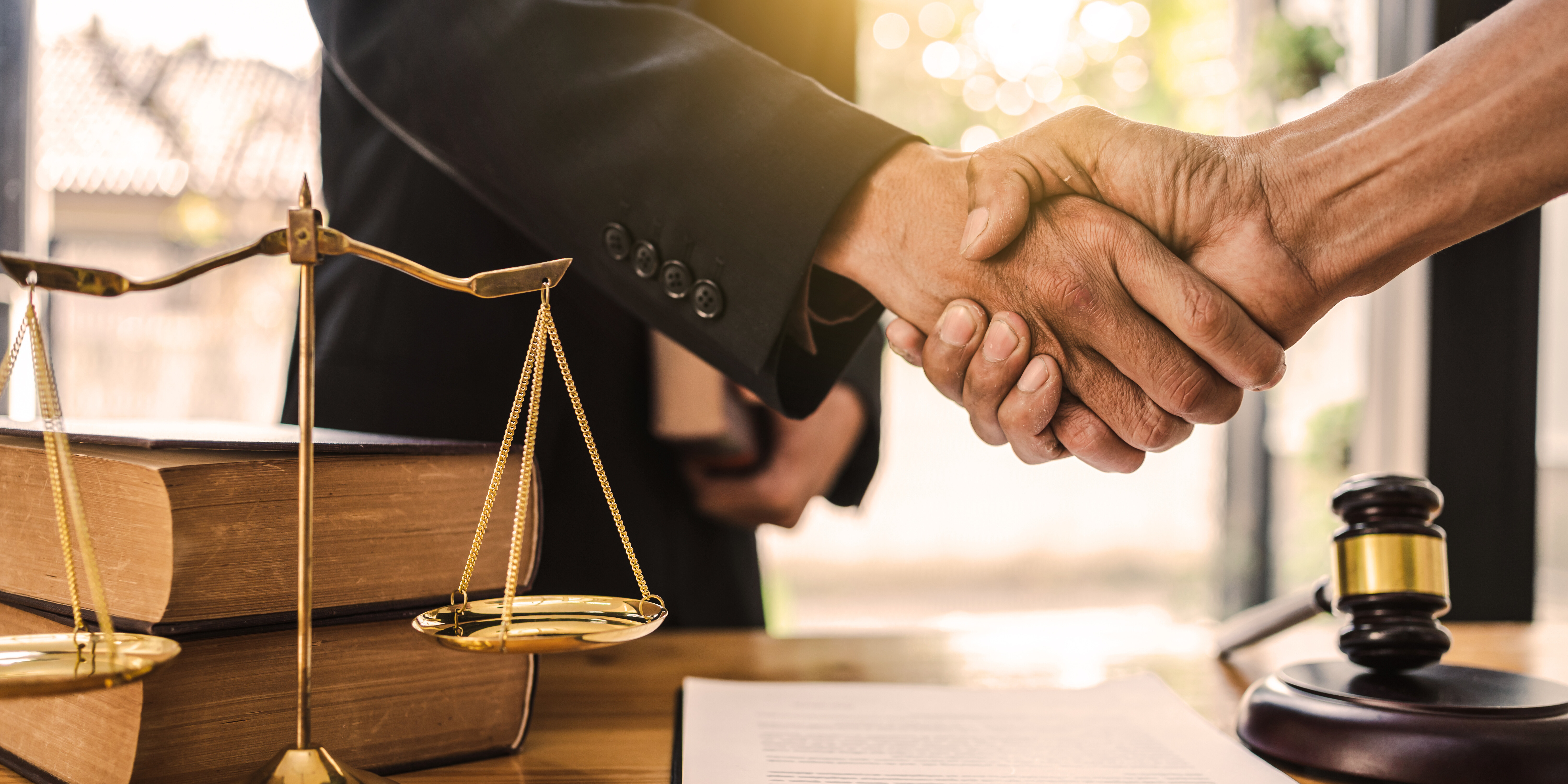 Handshake und Justizia Waage Handshake und Justizia Waage