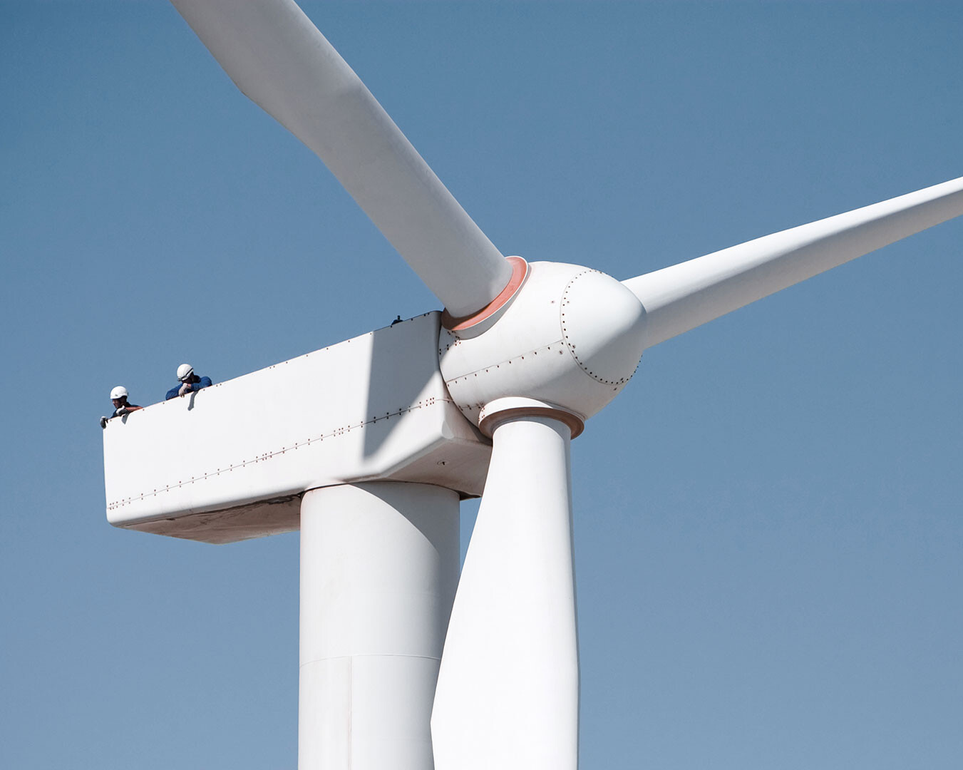 炼油厂，前景为大海，背景为日出