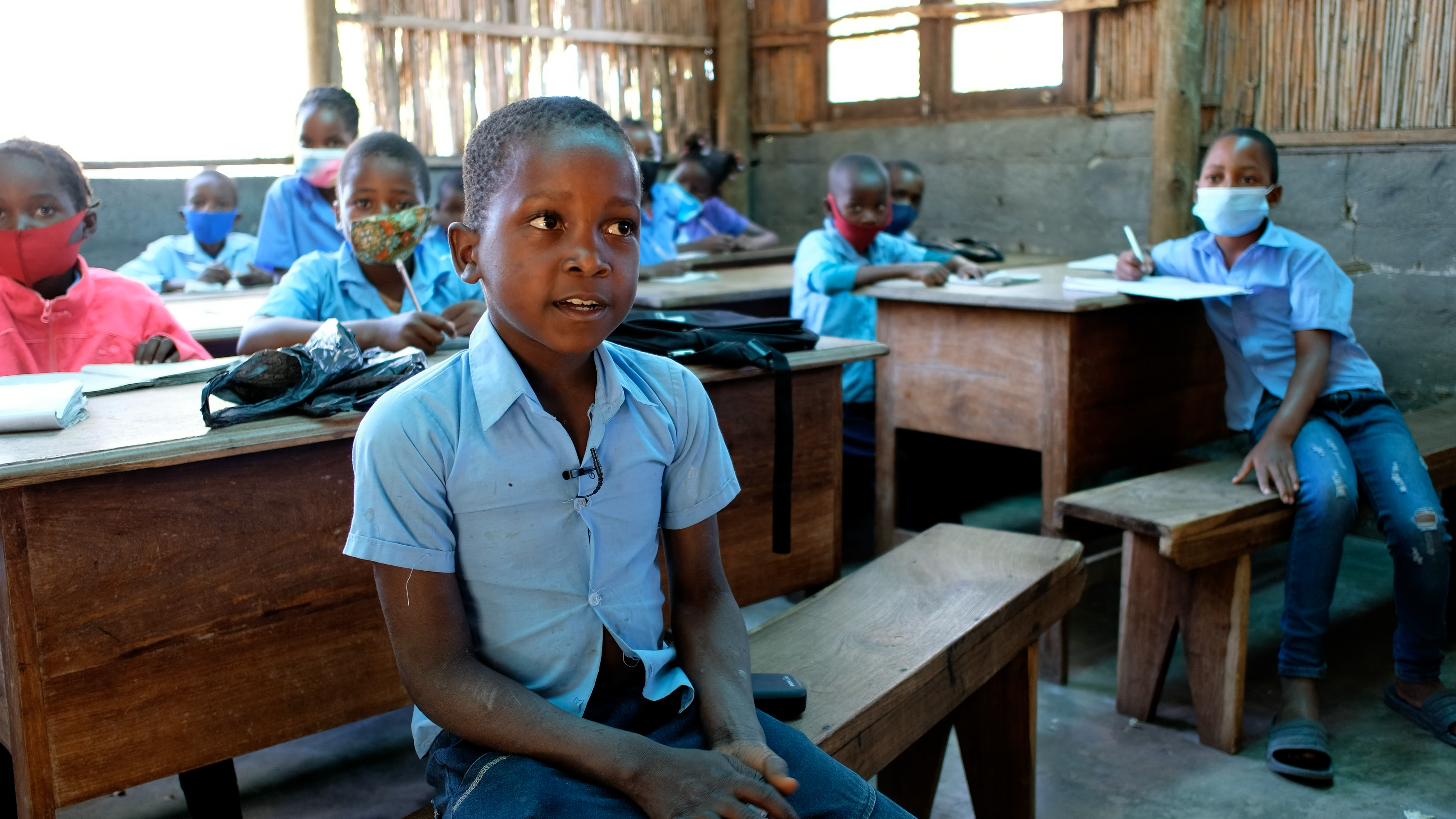 Junge auf Schulbank in Afrika Junge auf Schulbank in Afrika