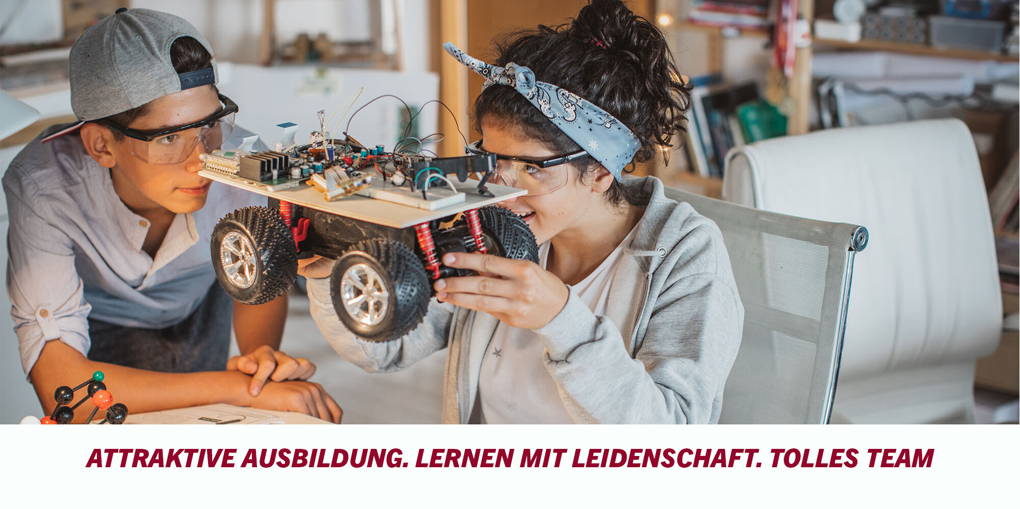 Jugendliche mit Modellauto Jugendliche mit Modellauto