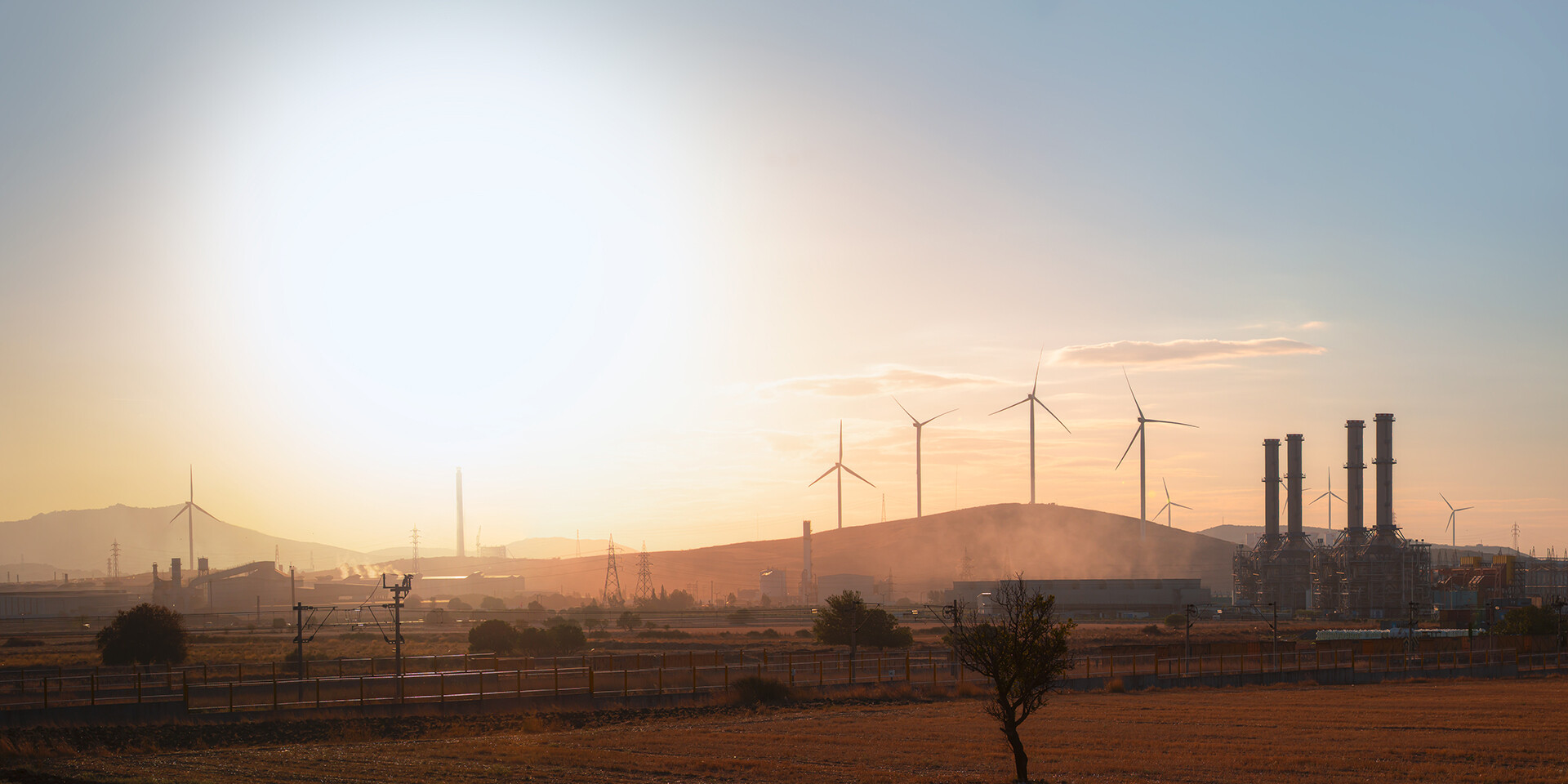Landschaft mit Windrädern im Sonnenaufgang Landschaft mit Windrädern im Sonnenaufgang
