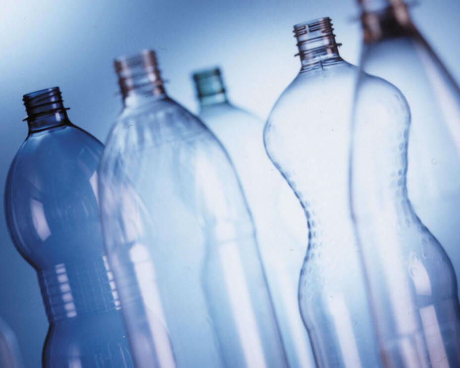 相邻放置的 PET 空瓶